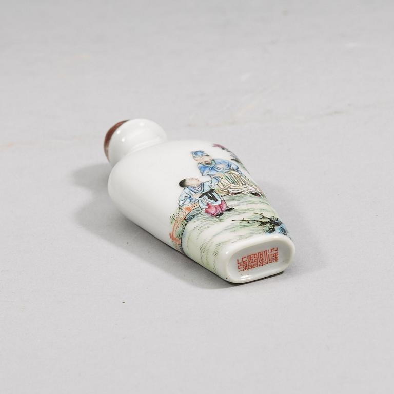 A famille rose snuff bottle, Qing dynasty (1644-1912) with seal mark.