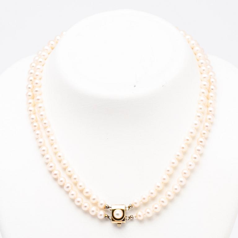 Necklace, freshwater pearls with a clasp in 18K gold.