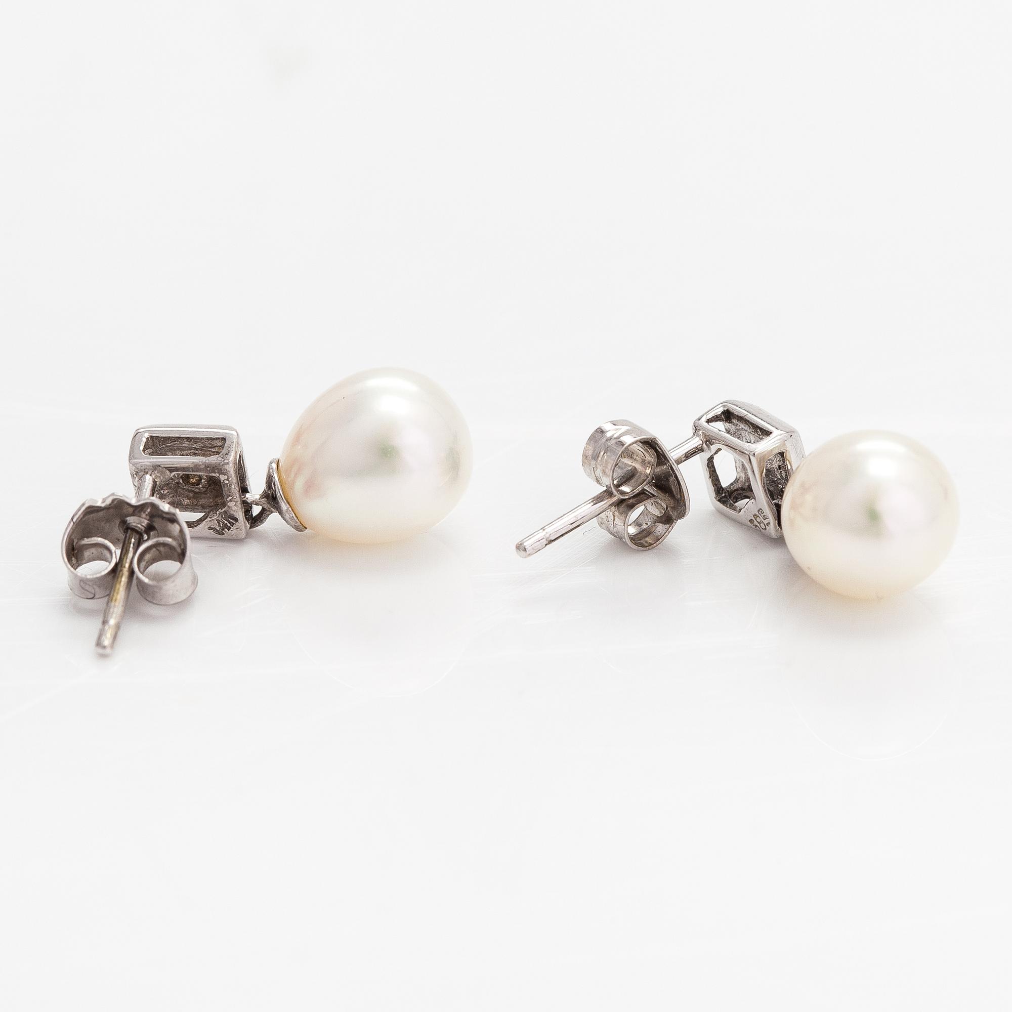 A pair of 14K white gold earrings with diamonds ca. 0.03 ct in total and cultured pearls.