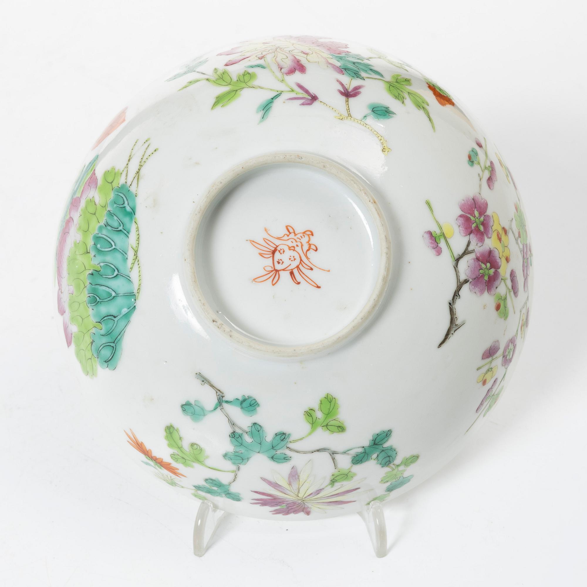 Fat, två stycken, samt lock och skål, porslin. Sen Qingdynasti.