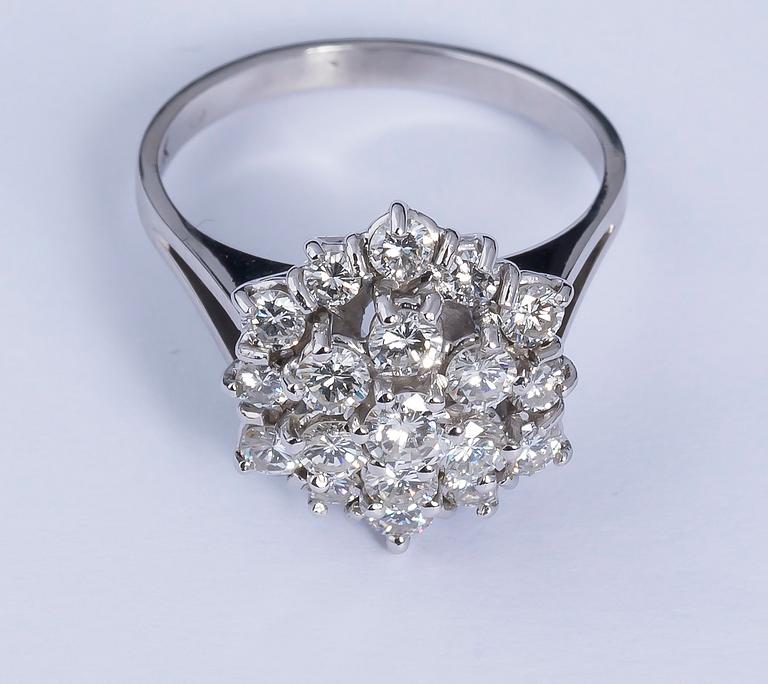 RING, 18 k vitguld med briljantslipade diamanter, enligt gravyr ca 1.24 ct. Vikt ca 4,5 g.