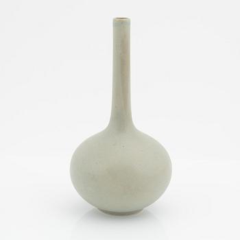Gunnar Nylund, a stoneware teapot from Rörstrand and two teapots and a vase, Arabia.