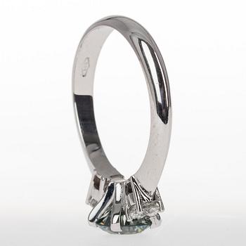 RING, vitguld 14K, briljantslipade diamanter. Mittsten 1,18 ct, 2 sidostenar tot. 0,42 ct. Vikt 3,7 g. Intyg.