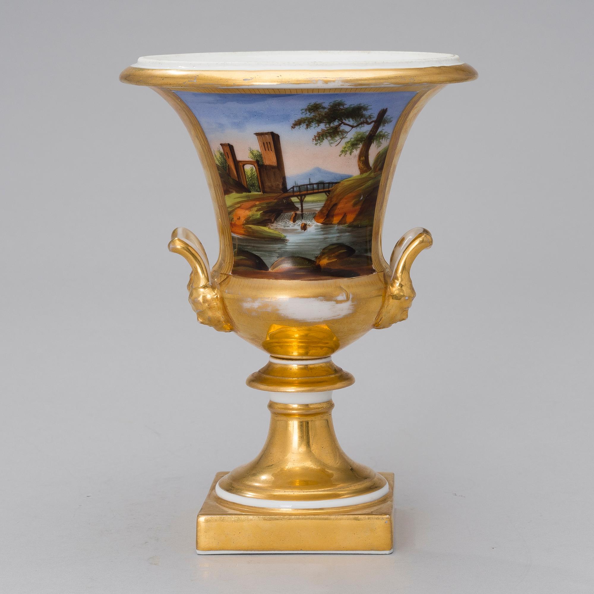 KORISTEUURNA, posliinia, 1800-luvun puoliväli.