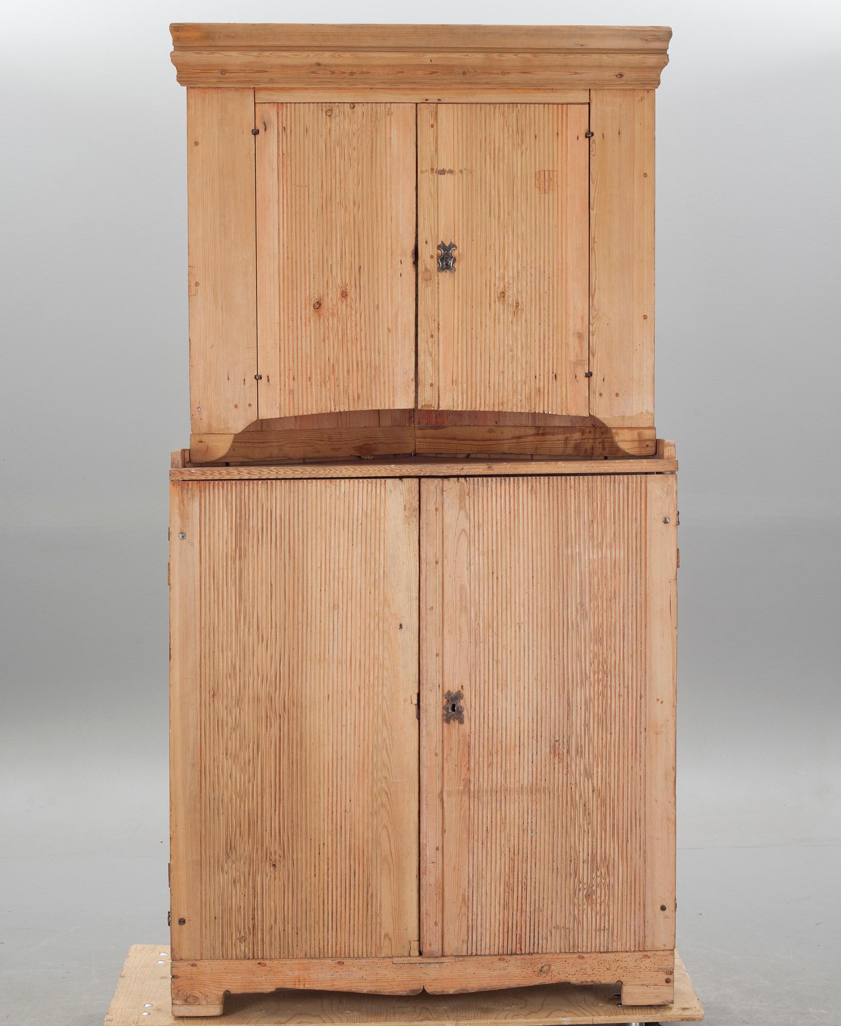 HÖRNSKÅP, 1800-tal.