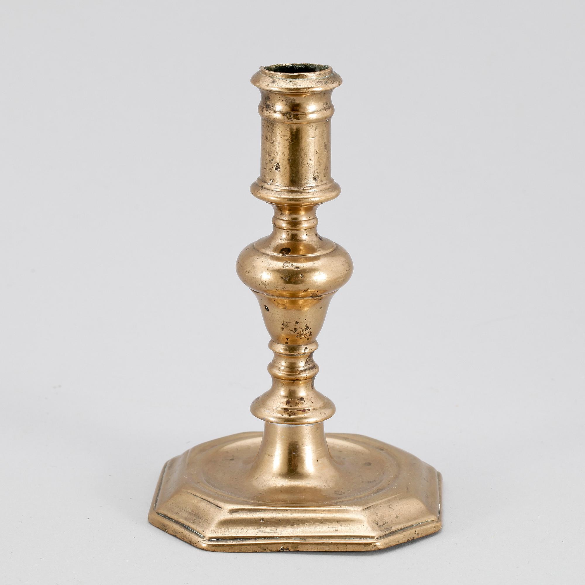 LJUSSTAKE. Mässing. Senbarock, 1700-tal.