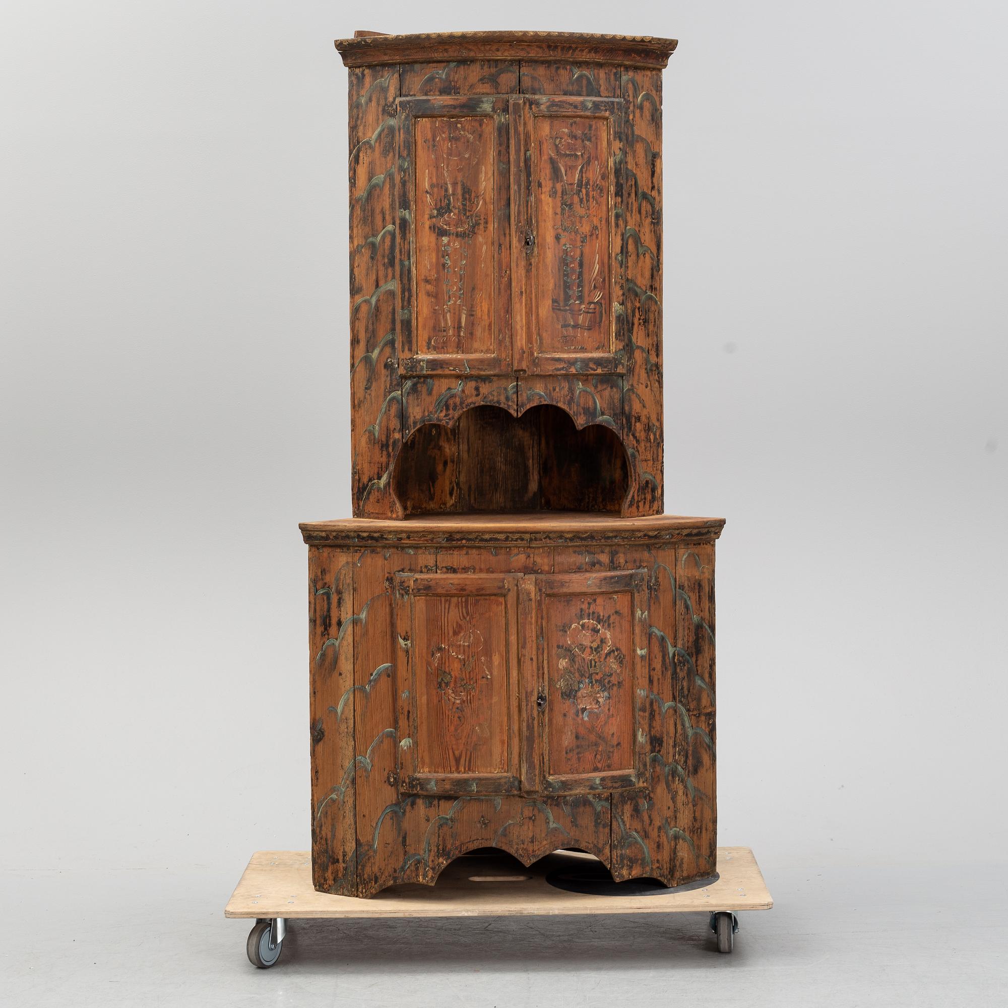 A cabinet for av corner, first half of the 19th Century.