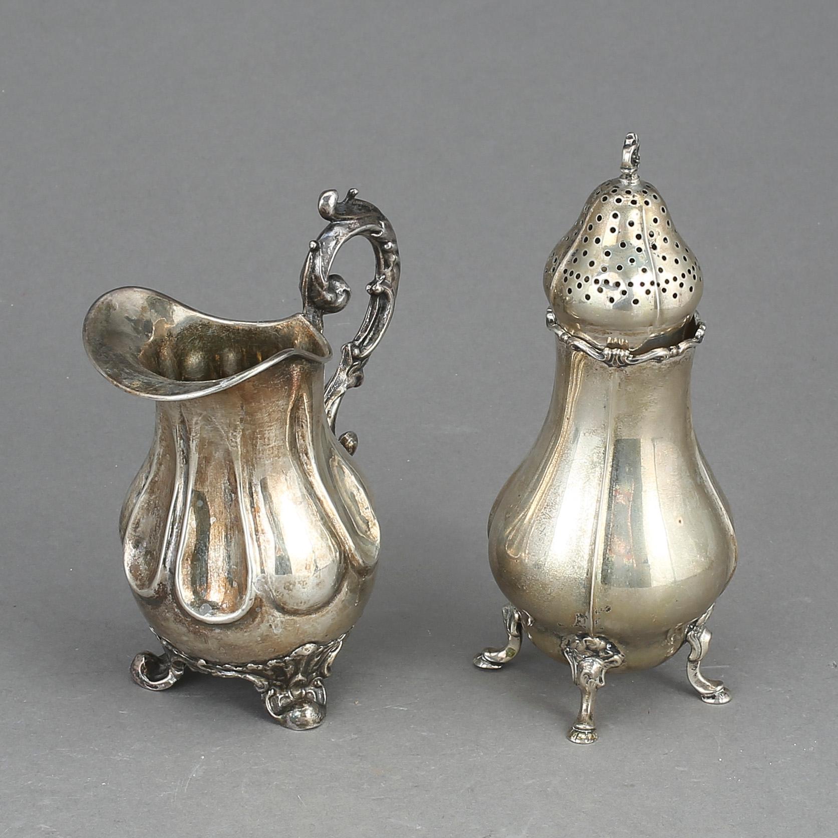 GRÄDDKANNA & SOCKERRUSKA, Silver, bland annat Bror Eric Skogsborg, Eskilstuna, 1864. Total vikt ca 263g.