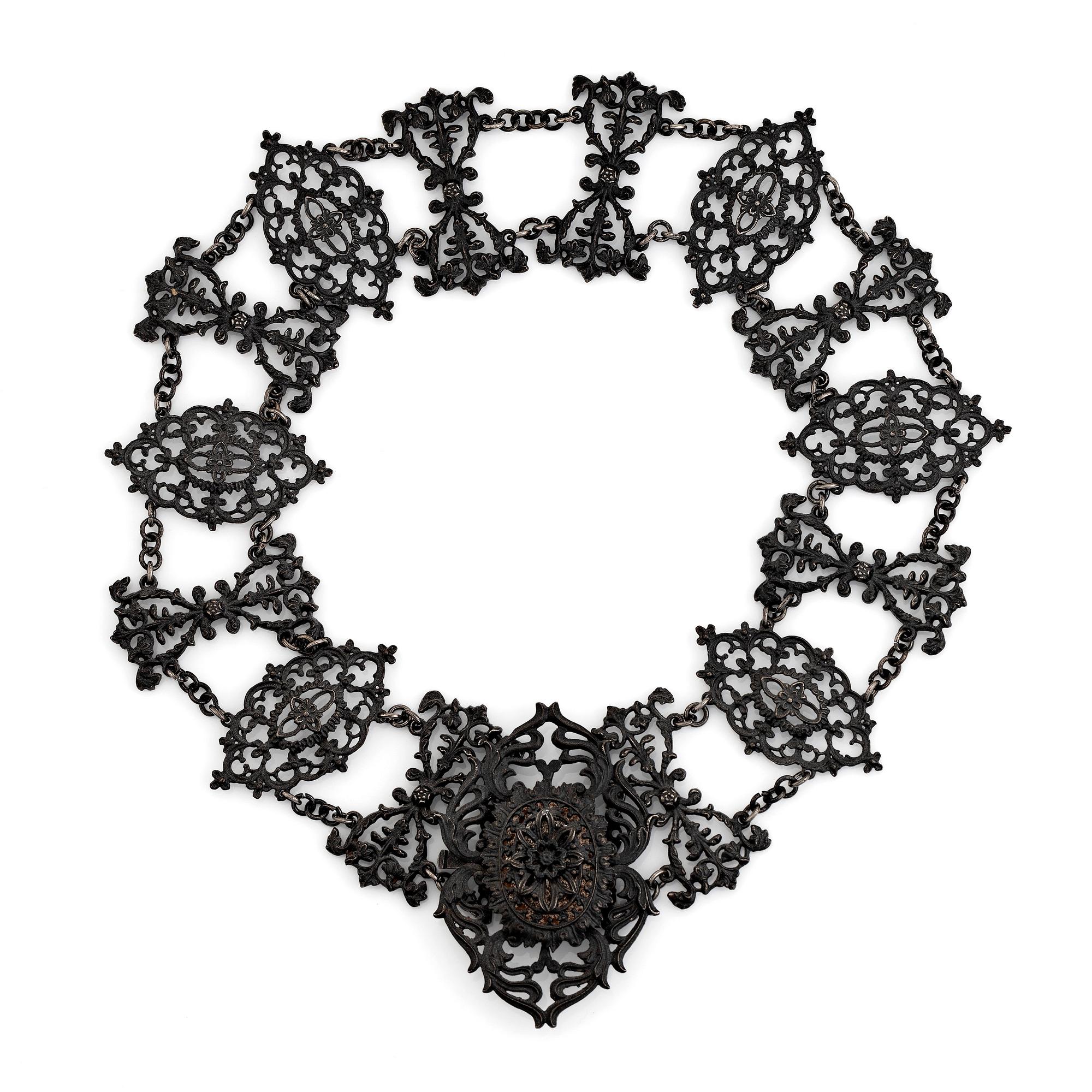 Collier svärtat gjutjärn.