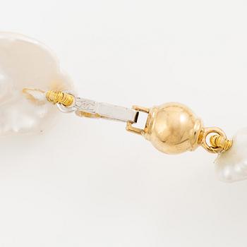 Collier odlade barockformade sötvattenspärlor lås 18K guld.