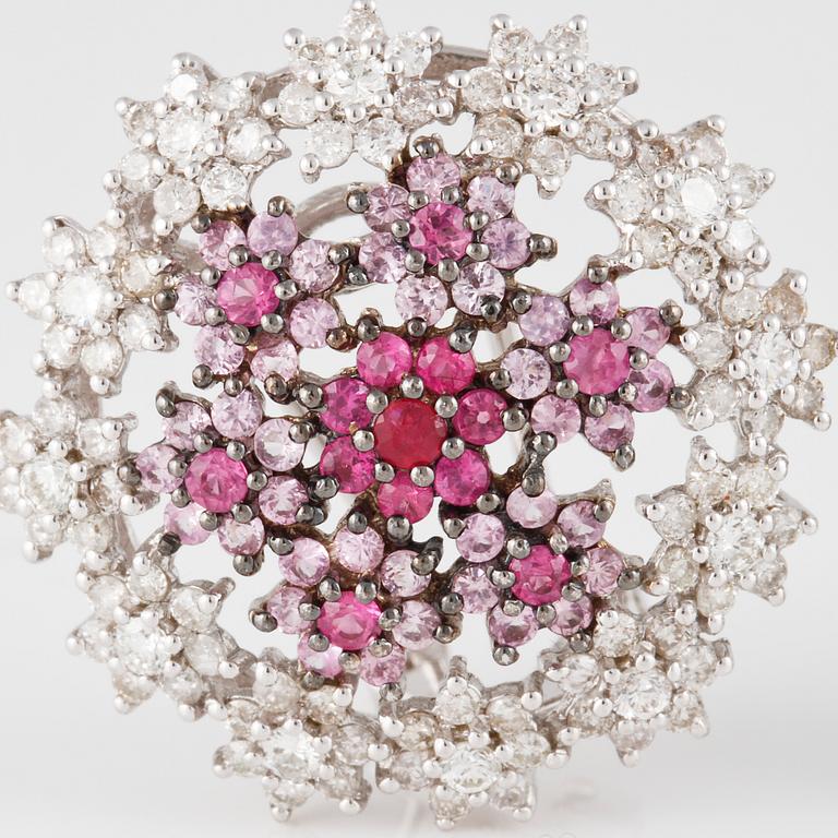 ÖRHÄNGEN, 18K vitguld med briljantslipade diamanter ca 2.10 ct, rubiner 0.70 ct samt rosa safirer ca 1.10 Vikt 9,9 g.