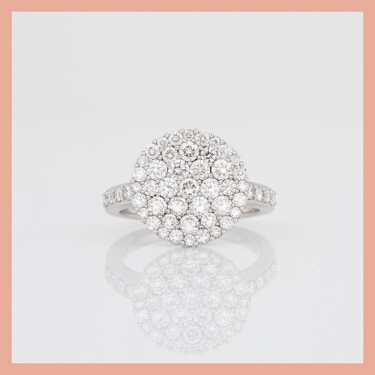 RING, 18K vitguld med briljantslipade diamanter, tot ca 1,59 ct. Total vikt ca 5,26 g.