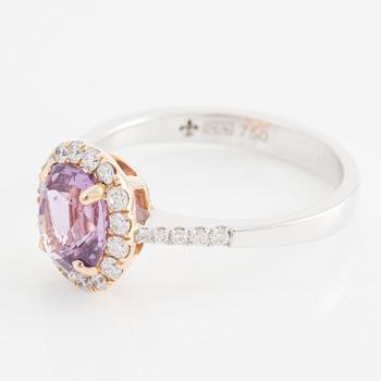 Ring 18K gold with pink sapphire and brilliant-cut diamonds.