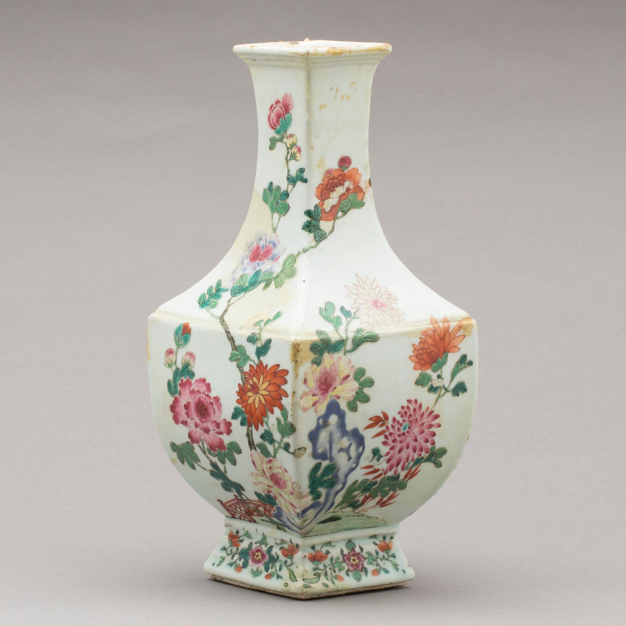 VAS, porslin,  famille rose. Kina, 1700-tal.