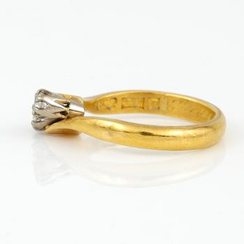 RING samt HALSBAND, ringen 23K guld, Umeå. Vikt 5,17 g. Halsband 18K vitguld med diamant, tot ca 0,09 ct. Vikt 5,47 g.