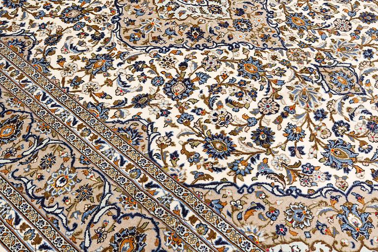 A Kashan carpet, ca 355 x 252 cm.