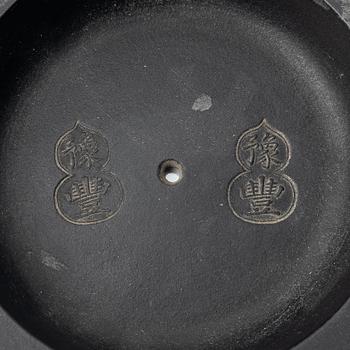 A dark yixing teapot, late Qing dynasty / early 20th century.