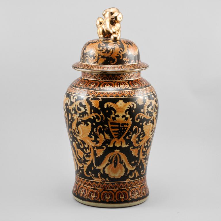 LOCKURNA, porslin, Kina, 1900-talets andra hälft.