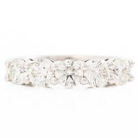 Ring halvallians 18K vitguld med briljantslipade diamanter.
