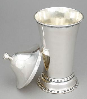 POKALVAS med LOCK, silver, CG Hallberg, 1922, vikt ca 485 g.