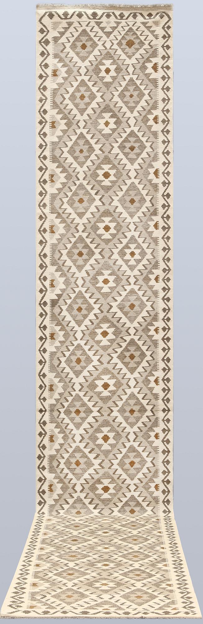 A Kilim runner, approx. 499 x 81 cm.