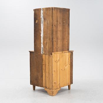 Hörnskåp, Gustavianskt provinsarbete, omkring år 1800.