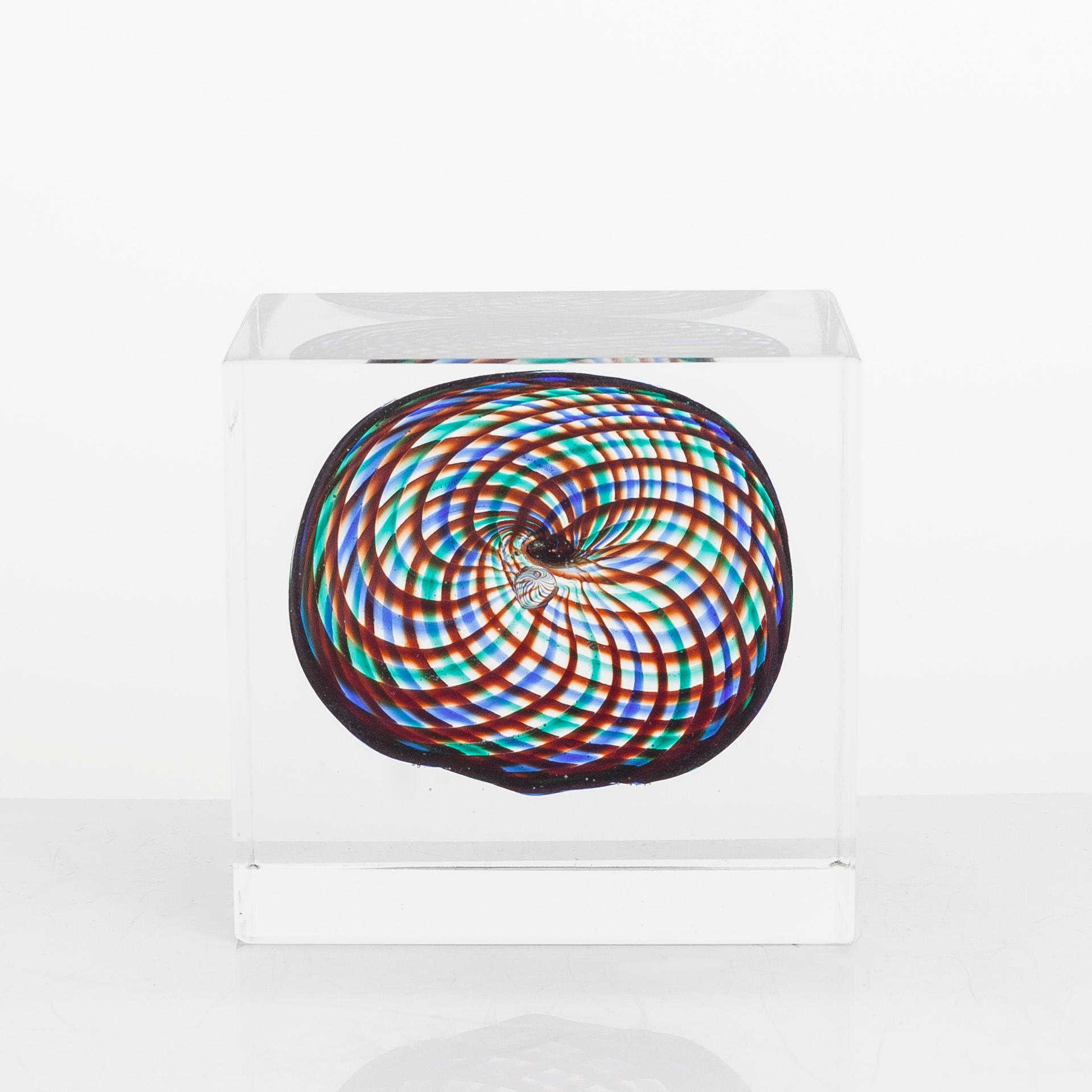 Oiva Toikka, årskub, glas, signerad Oiva Toikka, Nuutajärvi 1994, numrerad 621/2000.