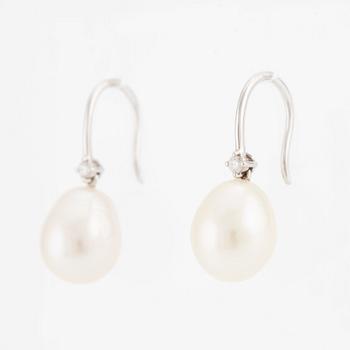 Earrings, 18K white gold with cultured freshwater pearls and brilliant-cut diamonds.