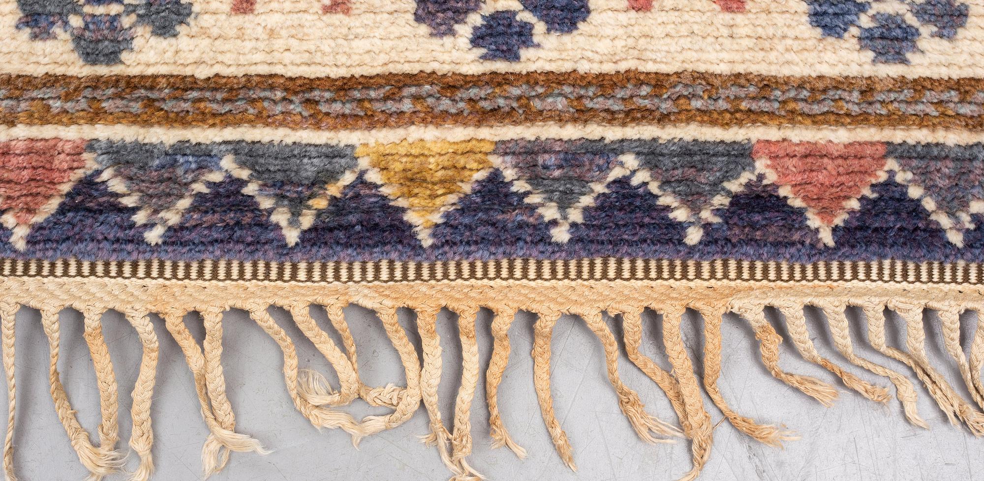 Märta Måås-Fjetterström, matto, "Steninge", knotted pile, ca 315 x 200-204 cm, signed AB MMF.