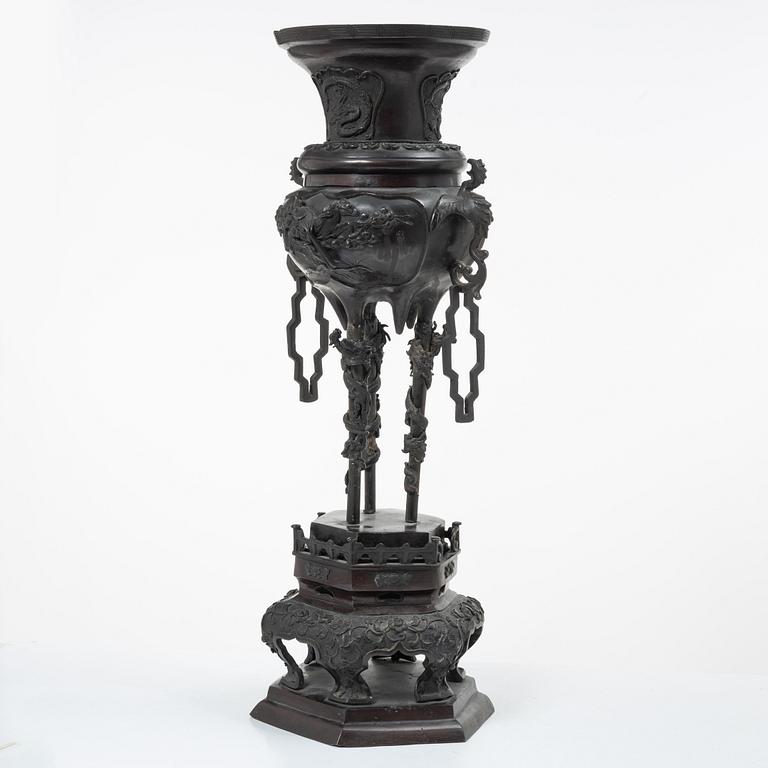 A large Japanese bronze censer, Meiji (1898-1912).
