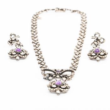 COLLIER samt ett par ÖRHÄNGEN, paste, ametister, silver, troligen 1900-talets första hälft, originaletui.