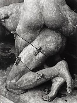 113. Christer Strömholm, "Skulpturernas kärleksakt" (Sculpture of love), 1958.