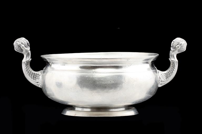 KALLSKÅL, tenn, 1800-tal, otydiga stämplar.