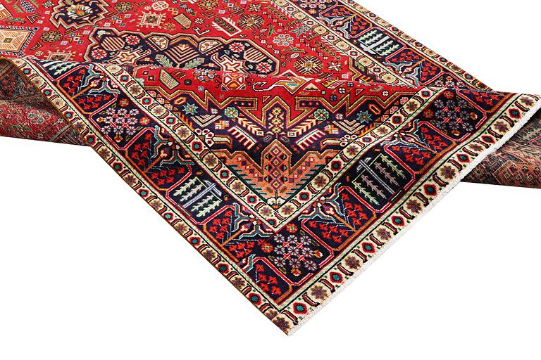 A Tabriz carpet, c. 296 x 185 cm.