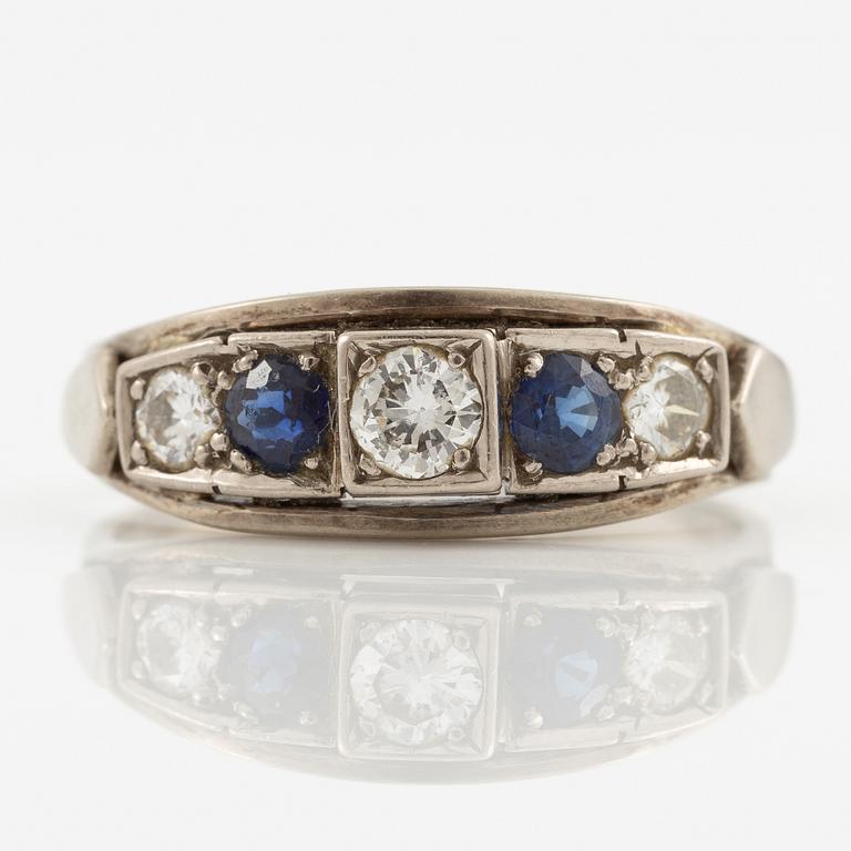 Ring 18K vitguld med safirer och briljantslipade diamanter.