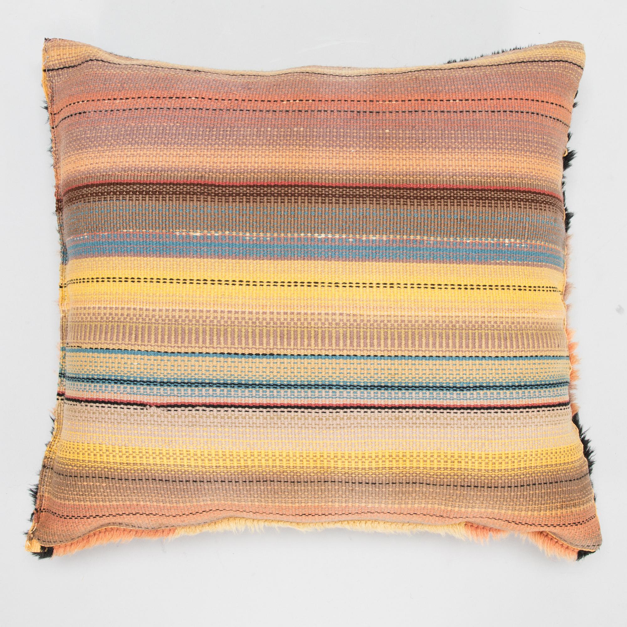 Armi Ratia (Airaksinen), a 1930's Finnish long pile rug pillow for Neovius. Circa 49x44 cm.