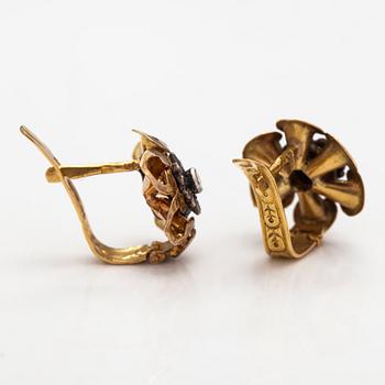 A pair of 18K gold earrings with silver and diamonds ca. 0.06 ct in total, Portugal, first half of the 20th century.