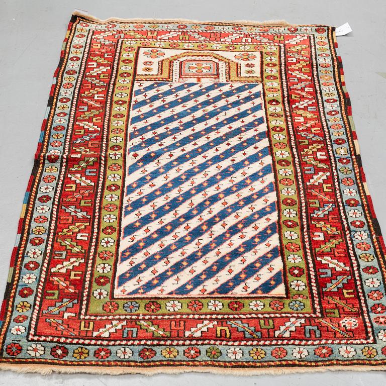 MATTO, a semi-antique Caucasian, a prayer rug, ca 160,5-165 x 96,5 cm (as well as 1 cm flat weave at the ends).