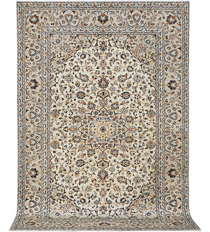 A Kashan carpet, c. 305 x 200 cm.