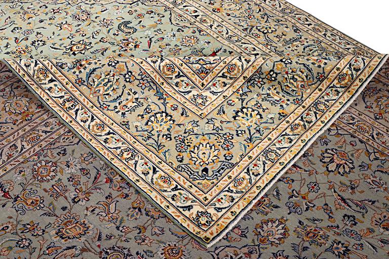 A Kashan carpet, c. 402 x 293 cm.