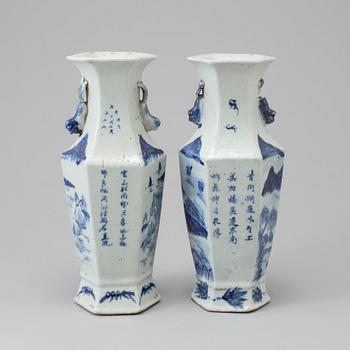A pair of blue and white porcelain vases. Qing dynasty, 19th century.