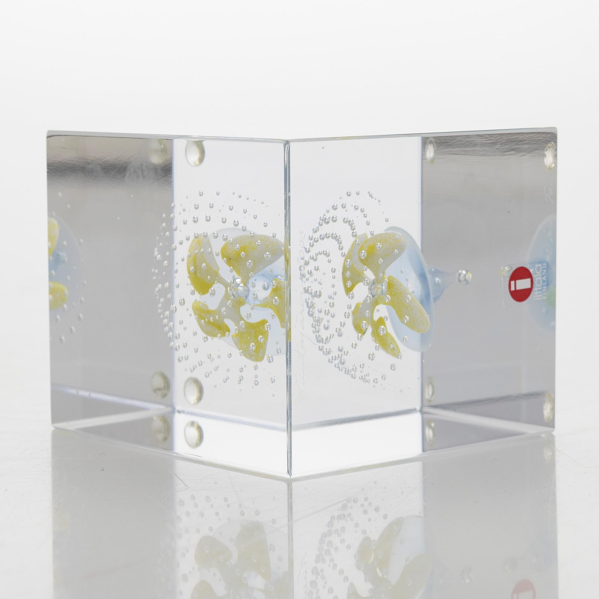 Oiva Toikka, an annual glass cube 2000, signed Oiva Toikka Nuutajärvi 2000, 963/2000.