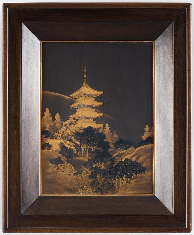 PANEL, lackerad och förgylld metall. Japan, sen Meiji, tidigt 1900-tal. Signerad.