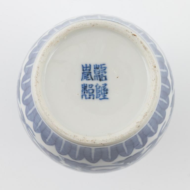 A blue and white Kangxi style vase, late Qing dynasty.