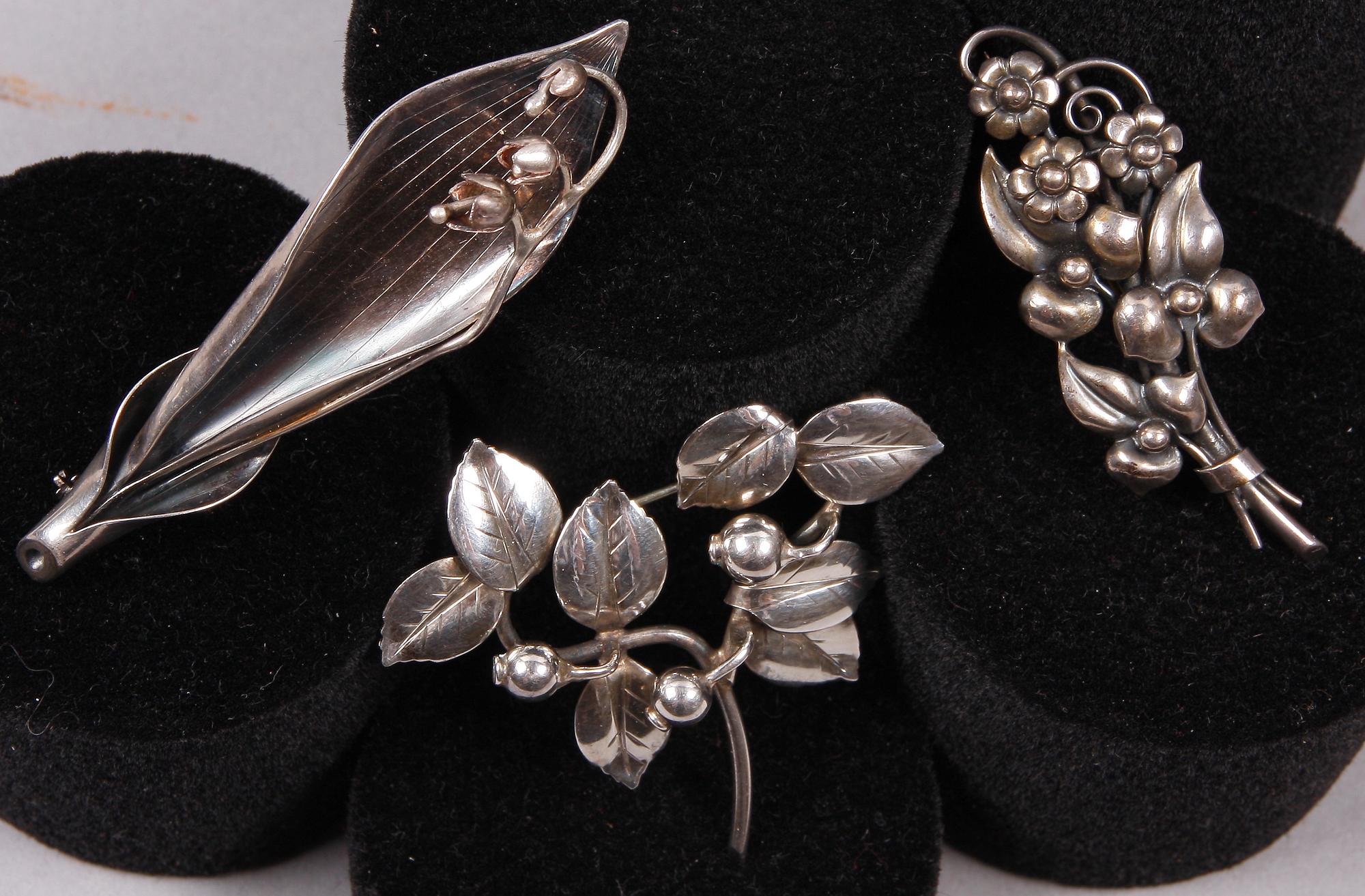 BROSCHER, 3 st, silver, bl a 1945.