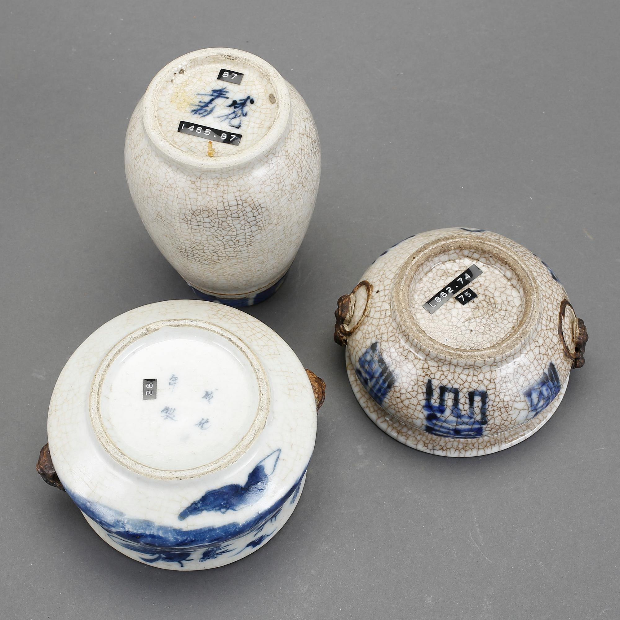 RÖKELSEKAR och VAS, 3 st, porslin, Kina, 1800/1900.