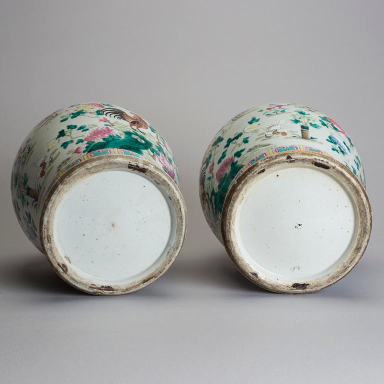 A pair of chinese porcelain urns, 20th century.