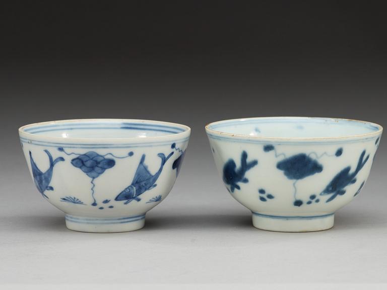 SKÅLAR, två stycken snarlika, porslin. Ming dynastin, Wanli (1573-1620).