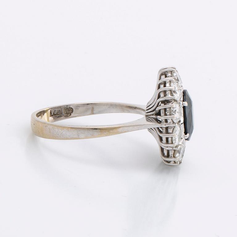 SAPPHIRE RING 18K whitegold 1 sapphire approx 9 x 7 mm and brilliant-cut diamonds approx 1,5 ct.
