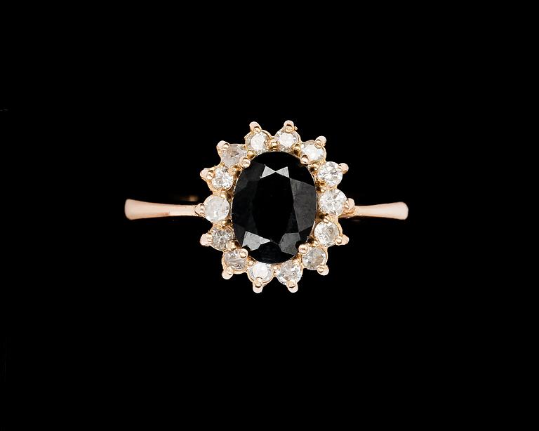 RING, guld, diamanter samt safir. Tot ca 5 gr.